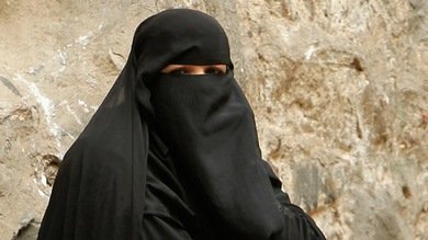 Una mujer británica se negó a testificar por ser obligada a quitarse el nicab