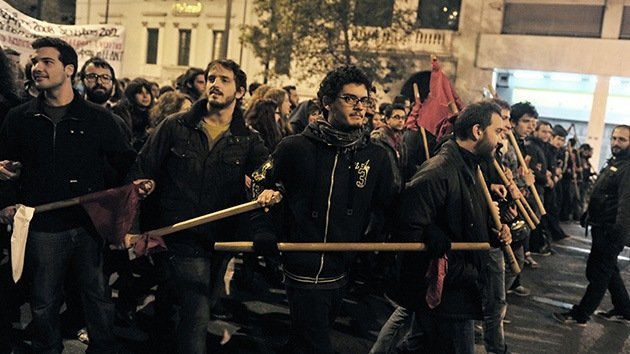 Video y Fotos: Grecia se enciende tras fuertes choques entre policías y estudiantes