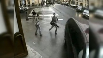 Peatón de milagro evitó muerte en San Petersburgo