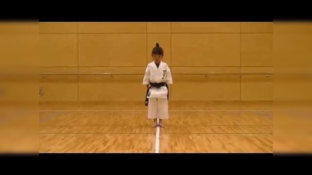 Una niña de 7 años demuestra sus habilidades para el karate