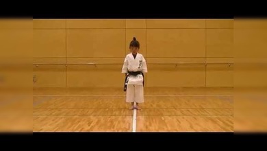 Una niña de 7 años demuestra sus habilidades para el karate