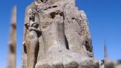 El monumento gigante de Amenofis III vuelve a su sitio… en pedazos