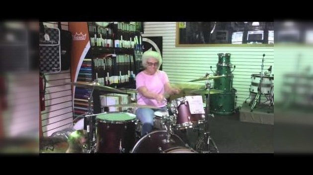 Una abuela 'rockstar' sorprende con un solo de batería