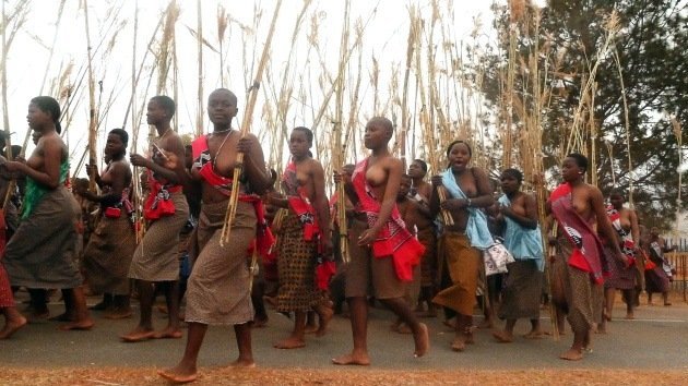 Prohíben las minifaldas a las mujeres de Suazilandia para "evitar violaciones"