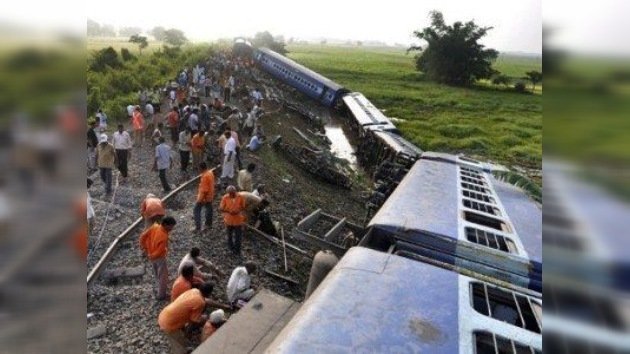 Al menos 80 personas murieron tras el descarrilamiento de un tren en la India