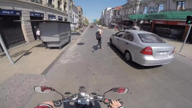 Chile: Persiguen a conductor que huye tras atropellar a un motorista