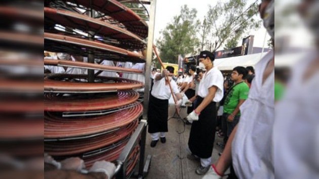 Paraguay ingresa en el Libro Guinness gracias al 'pancho' más largo del mundo