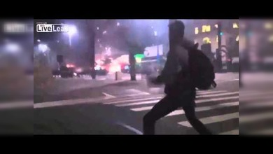 Manifestante provocando a  la Policía de São Paulo al estilo ‘Fiebre del Sábado Noche’