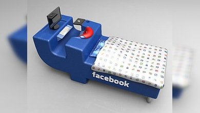 Encamado con Facebook: diseñan un mueble para acostarse sin dar la espalda a la red social