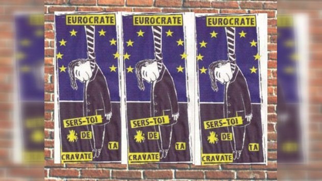 Nueva forma de protestar: incitan a funcionarios de la UE a ahorcarse con sus corbatas