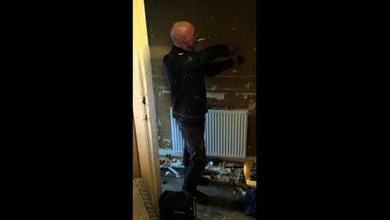 Pillan por sorpresa a un plomero marcándose un pegajoso baile durante el trabajo