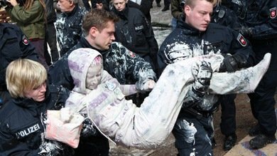 Ocupa Fráncfort se defiende de la Policía con pintura