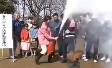 Una reportera demuestra cómo no se debe usar un extinguidor