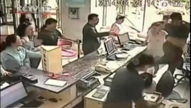 China: Ataca violentamente a una enfermera por no dejarlo pasar sin fila
