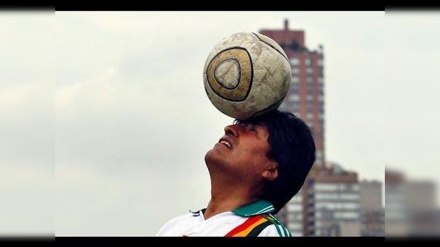 Evo Morales juega al fútbol con exestrellas del Real Madrid