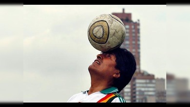 Evo Morales juega al fútbol con exestrellas del Real Madrid