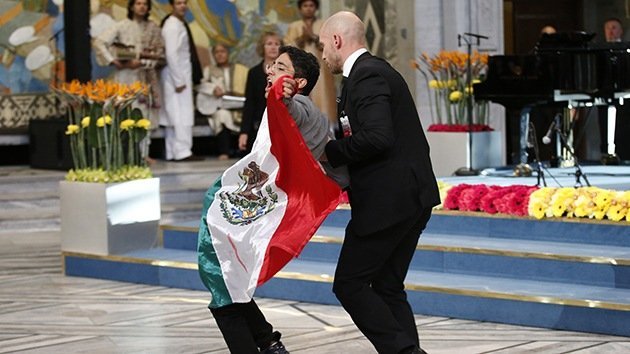 Video: Joven irrumpe con una bandera mexicana en la entrega del Nobel de la Paz