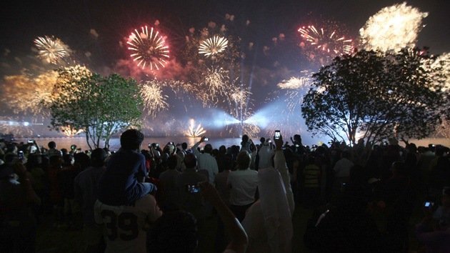 Video: Kuwait celebra su 50.º aniversario con el mayor espectáculo pirotécnico del mundo