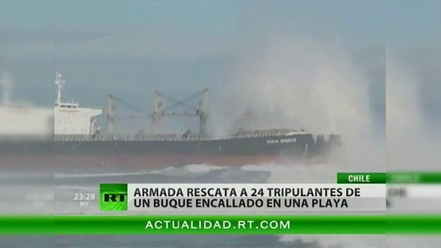 La Armada Chilena rescató a 24 tripulantes de un buque mercantil varado frente a las costas