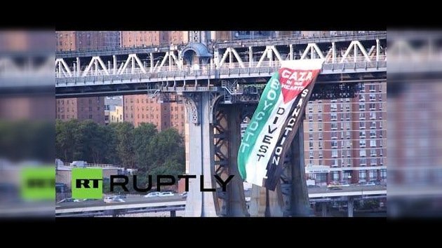 Cuelgan una bandera Palestina gigante del puente de Manhattan