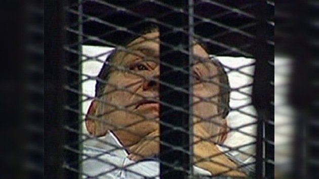El ex presidente egipcio Hosni Mubarak se sienta en el banquillo