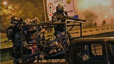 Video, fotos: Enfrentamientos entre manifestantes y la Policía durante la visita del papa a Brasil