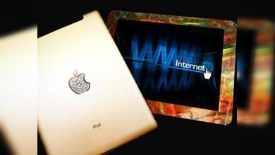 Stuart Hughes presenta su nuevo ingenio, un híbrido de iPad 2 con tiranosaurio y ammolita