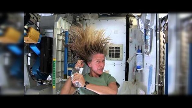 Astronauta muestra cómo lavarse el pelo sin gravedad