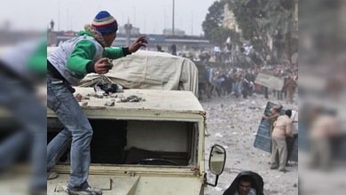 Mubarak culpa a los opositores mientras Suleiman quiere negociar con ellos
