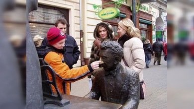 Varsovia inaugura una 'avenida de bancos musicales' en honor a Chopin
