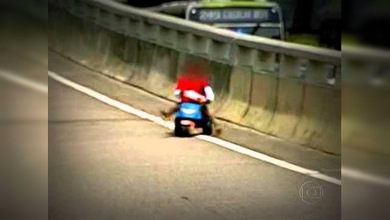 Un niño de 8 años desafía a los autos de una autopista con su triciclo