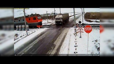 Camionero queda atrapado en las vías y muere arrollado por dos trenes