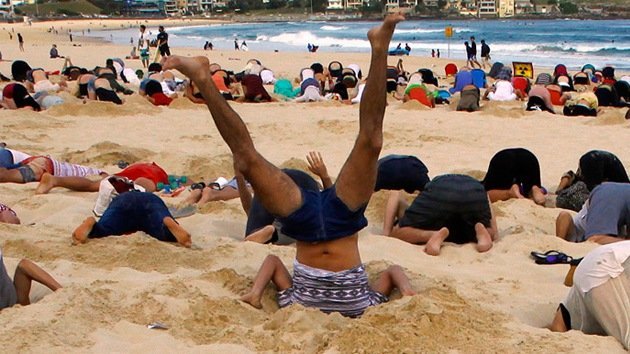 FOTOS: Entierran cabezas en la arena contra el cambio climático antes del G20