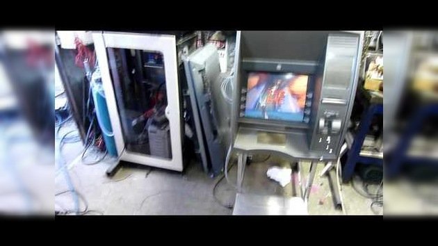 'Hackea' un cajero automático para jugar al 'Doom'