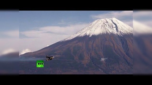 Video espectacular: Un hombre a reacción vuela alrededor del icónico monte Fuji