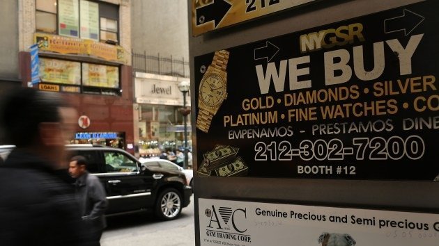La caída del precio del oro no hunde al metal precioso