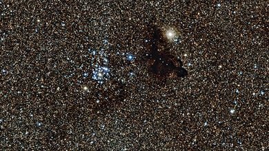 Captan una nube oscura en la parte más brillante de la Vía Láctea