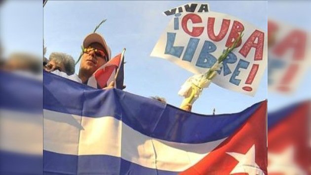 El disidente cubano Ariel Sigler llega a Miami