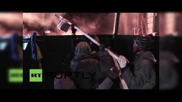Ucrania: Construyen un tirachinas gigante para lanzar cócteles molotov