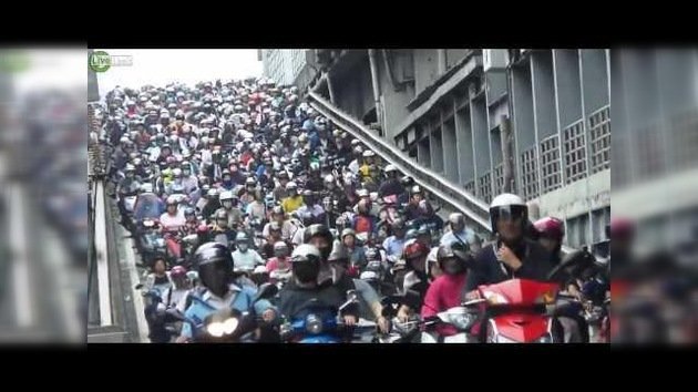 Miles de motos provocan un inmenso atasco en Taiwán