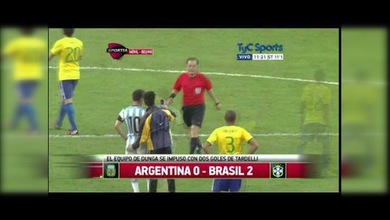 Un hincha listo se toma un selfie con Messi en pleno partido