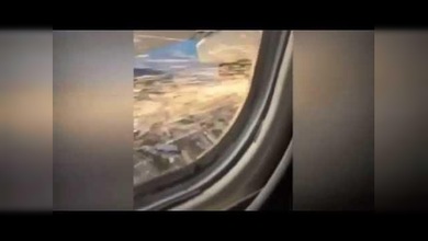 Un ala de un avión comienza a arder en pleno vuelo