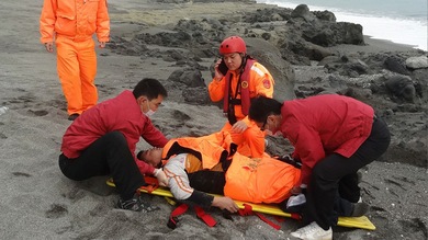 Un taiwanés que no sabe nadar sobrevive dos días en el mar agarrándose a un ataúd