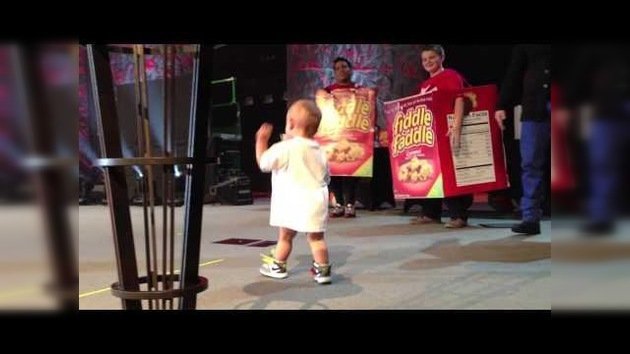Un niño destruye el concierto de su papá