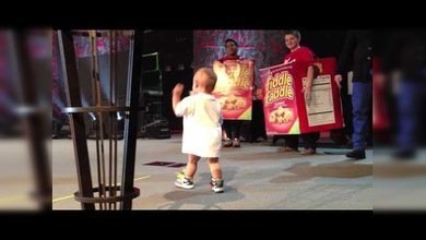 Un niño destruye el concierto de su papá