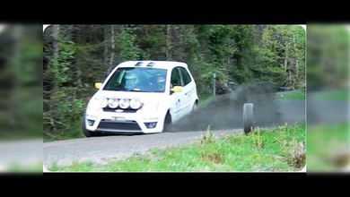 'La rueda del infortunio': un neumático golpea a un camarógrafo durante una carrera