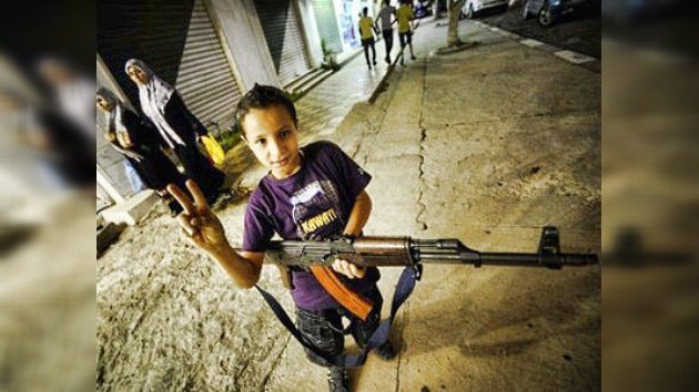 Civiles de armas tomar: la oposición libia requisa arsenales entre la población