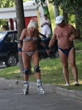 El calor marca la moda del 'semidesnudo' en Moscú