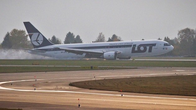 Un pasajero evita una tragedia al notar una fuga de combustible en un Boeing 767 de LOT