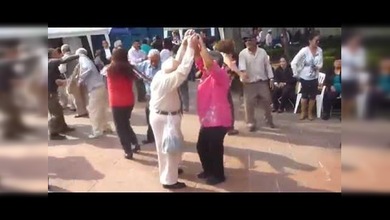 Anciano lanza sus bastones para ser el rey de baile
